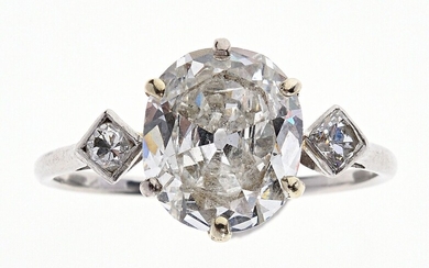 BOUCHERON - BAGUE solitaire en or gris 750/°° et platine 850/°° ornée d'un diamant ovale...