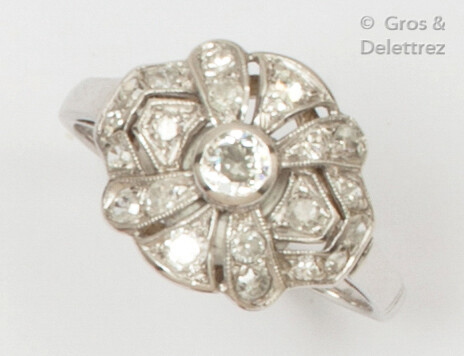 Bague « Fleur » en platine, ornée d’un diamant... - Lot 169 - Gros & Delettrez