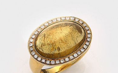 Bague décorative en or jaune, ciselée en 750. Sertie au centre d'un quartz rutile de...