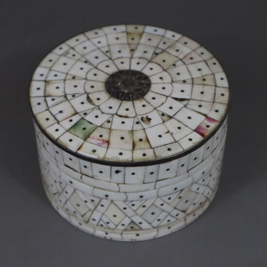 Boîte ronde à couvercle - corps en bois entièrement recouvert de segments d'ivoire, intérieur peint...