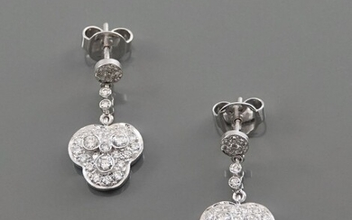 Boucles d'oreilles en or gris, 750 MM, chacun orné de diamants retenant un trèfle recouvert...