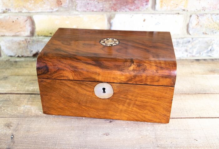 Box (1) - Figured Walnut Sewing Box 1880 - 19th century