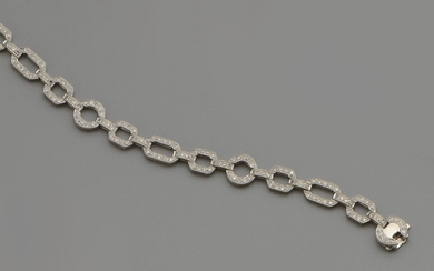 Bracelet en or gris 18K (750/oo) à maillons géométriques ajourés sertis de lignes de diamants...