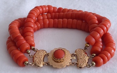 Bracelet of 3 rows of coral of 7.5-8 mm <br>The...