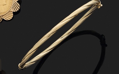 Bracelet rigide et ouvrant en or jaune 750 millièmes gravé à décor de torsade. Diamètre...