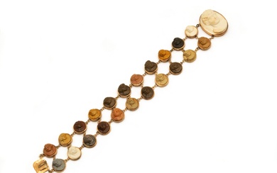 Bracelet souple en or 585 millièmes, composé de 2 lignes de médaillons ronds habillés de...