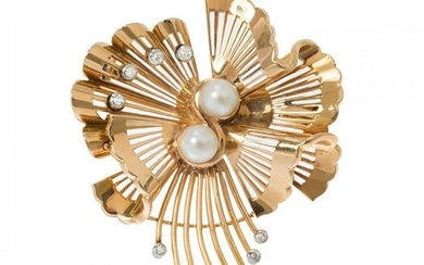 Brooch in 18kt yellow gold and pearls. Frontis of naturalistic inspiration with flower shape. Barbed