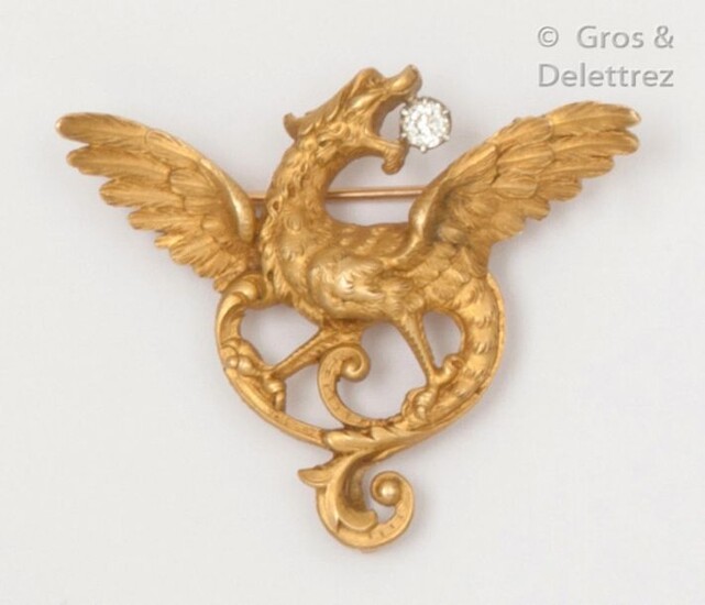 Brooch pendant "Chimera" in finely chiselled yellow gold, holding an old cut diamond in its mouth. Dimensions: 4,5 x 3,5cm. Rough weight : 14,1g.