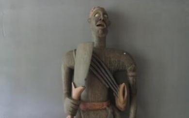 CAMEROUN Grand gardien de village en bois sculpté polychrome. Pièce monoxyle de dimensions imposantes. XXe,...