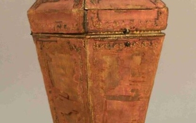 CASE with a sheath-shaped kit, lined with crimson silk and silver braid. Interior with "Persian" decoration of polychrome flowers on a golden background. Italy around 1600. (Wear and tear, without contents) Height : 30 cm
