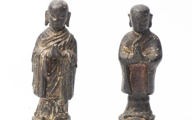 CHINE - Paire d'Orants en bronze à patine noire, époque Ming