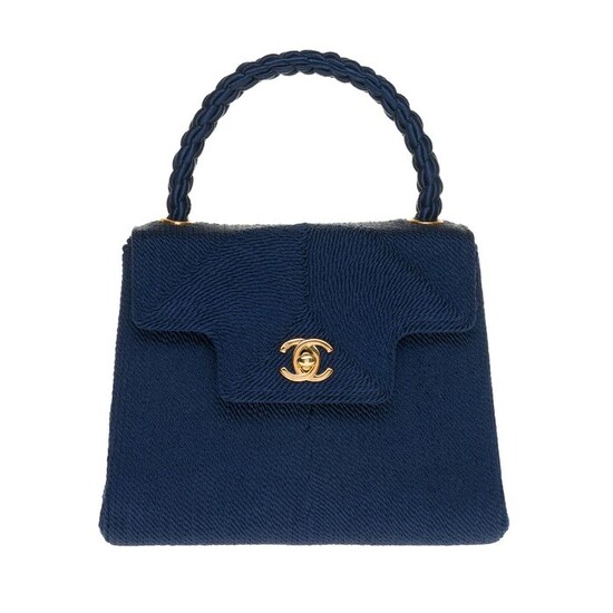 Chanel - ULTRA RARE/ Sac Chanel trapézoïdal en passementerie bleu roi, garniture en métal doré - Handbag