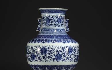 China - Large Hu-shaped vase in blue-white porcelain with floral...