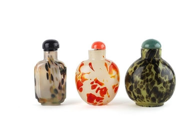 Chine, 19e siècle Ensemble de trois tabatières en verre moucheté de diverses couleurs. Deux de...