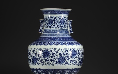 Chine - Grand vase de forme Hu en porcelaine blanc bleu à décor floral, anses...