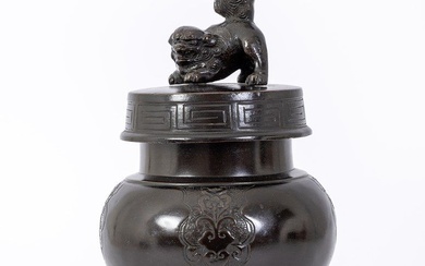 Chine, XVII-XVIIIe siècle Vase couvert tripode en bronze. Hauteur : 28 cm Poids : 1.500g...
