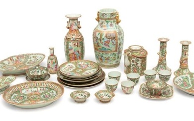 Chinese Rose Medallion Export Porcelain Tableware, Vases, Candlesticks & Teapots, Ca. 18/19th C., H