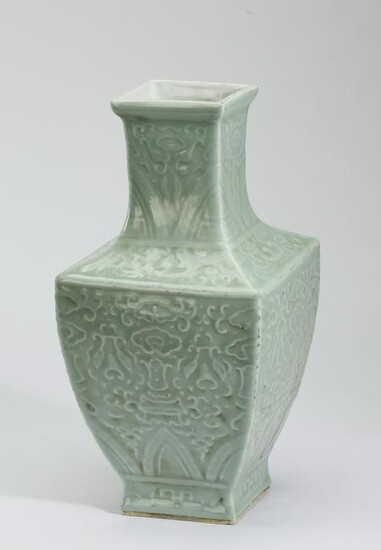 Chinese longquan fanghu vase