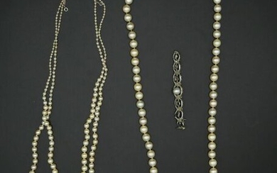 Collier à deux rangs de perles en chute, fermoir en or blanc orné de deux diamants - Poids brut : 23,3 g / L. 46 cm (manque au centre) On joint un collier de perles cassé fermoir or (Poids brut : 44 g) et une broche accidentée en or blanc sertie d'une...
