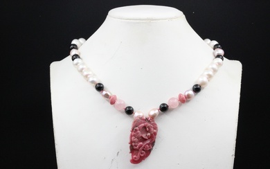 Collier de perles d'eau douce, rhodocrosite et quartz rose retenant en pendentif un élément de...