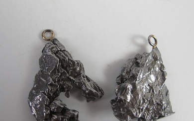 DEUX météorites « Campo del Cielo » montées en pendentifs. L 4.5 - 4cm. Total...