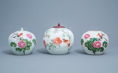 Deux pots couverts en porcelaine de Chine famille rose et un pot à décor d'oiseau parmi des branches fleuries, 19ème/20ème siècle