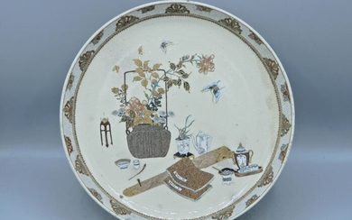 Exceptional plate with precious objects décor - Satsuma - Ceramic - Japan - Meiji period (1868-1912)