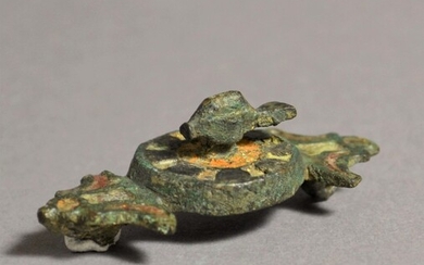 Fibule dauphine émaillée Romaine, 1.-2. siècle après J.-C. Bronze / Émail, L = 4,3 cm...
