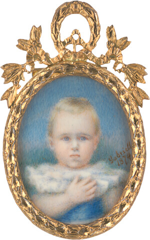 Gabrielle – Miniatur Portrait eines blonden kleinen Jungen in weißem Rüschengewand mit blauem Gürtelband