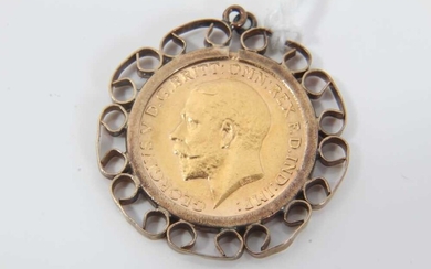 George V gold half Sovereign, 1914, in 9ct gold pendant mount