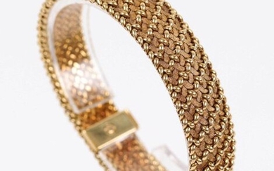 Gold bracelet (750) with braided decoration. D: 5.5 cm, Weight: 58.1 gr.