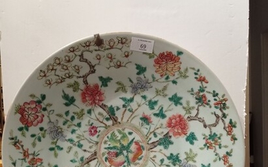 Grand plat en porcelaine polychrome Chine, XXe siècle À décor au centre d'un médailllon de...