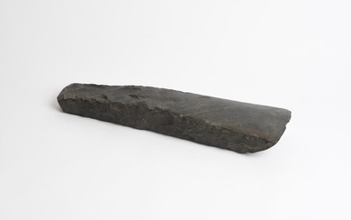 HERMINETTE (Très grande) en pierre noire. Danemark. Période néolithique/Age du Bronze (vers 2500-2000 av. J-C.)....
