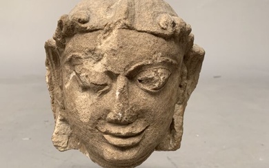 INDE (Gandhara?) Tête de Boddhisattva Pierre sculptée, montée sur socle Hauteur (totale) : 33 cm....