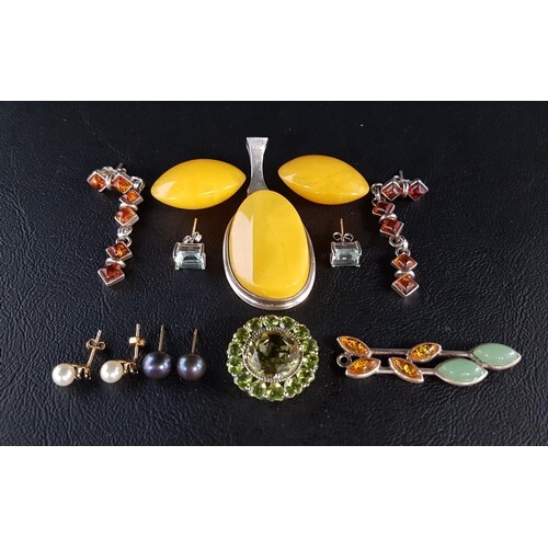 INTERESTING SELECTION OF MOSTLY SILVER MOUNTED JEWELLERY com...