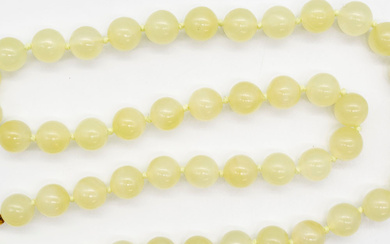 JADE PEARL NECKLACE. INDIVIDUALLY KNOTTED.