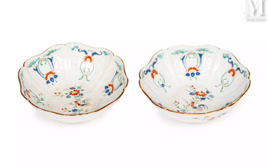 *JAPON, Epoque Edo, XVIIe/XVIIIe siècles Paire de bols en porcelaine Kakiemon