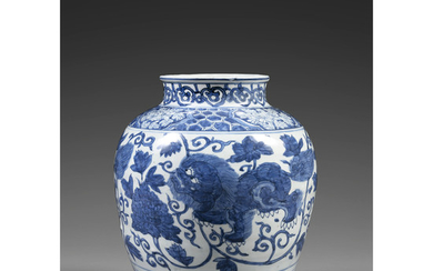 JARRE OVODE en porcelaine blanc bleu, dcor de lions bouddhiques...