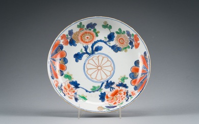 Japon - Imari, Petite assiette creuse de forme circulaire en porcelaine à décor floral de...