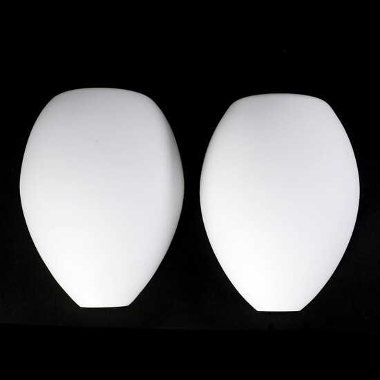 SOLD. Jo Hammerborg: "Vasa". A pair of wall lamps with opal glass shades. Top with brass fitting. H. 25 cm. (2) – Bruun Rasmussen Auctioneers of Fine Art
