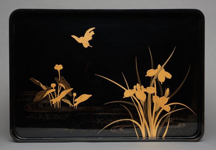 Lacquer ware/Urushi ware - Lacquered wood - Lotus flower - Beautiful lacquered tray, decorated with gold lacquer lotus & iris flowers and a bird - Japan - Shōwa period (1926-1989)