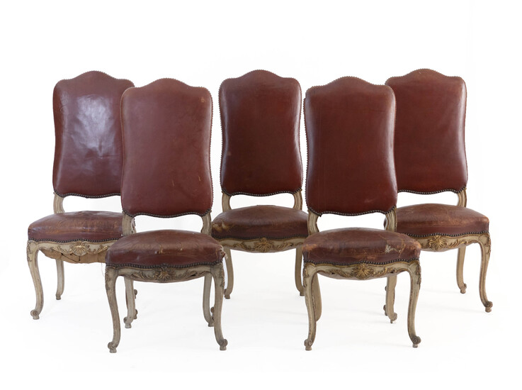 Lot van vijf stoelen met hoge rug. Louis XV stijl. Napoleon III periode. Notelaar. Rood lederen bekleding op zitting en