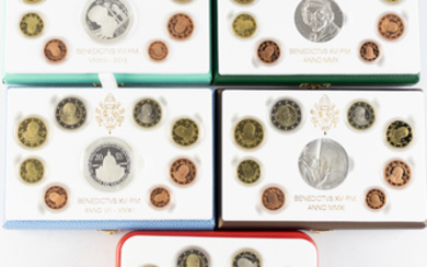 Lot with 5 Vatican Proofsets 2010-2013 & 2015, with silver...