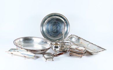 Lotto composto da numerosi oggetti in argento di diverso uso e decoro (g lordi 2900) (difetti)