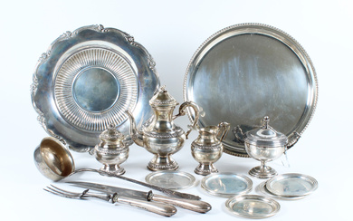 Lotto in argento composto da numerosi oggetti per la tavola tra cui un vassoio circolare, teiera, zuccheriera e lattiera (g…