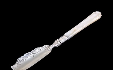 Martin, Hall & Co (1857) - Master butter knife / caviar spreader with foliate blade and thick nacre handle - Table knife - .925 silver, Mother of pearl