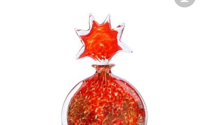 Michèle LUZORO (France, née en 1949) Flacon en verre soufflé à décor d’écailles rouge partiellement...