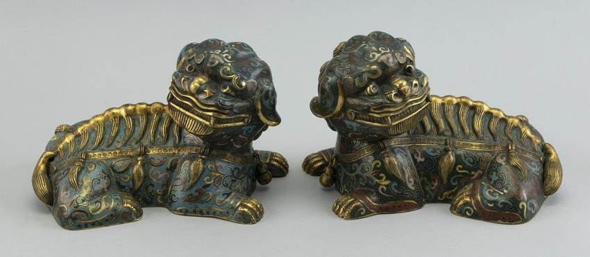 PAIR OF CHINESE CLOISONN… ENAMEL RECLINING FU DOG-FORM BOXES Late 19th/Early 20th Century
