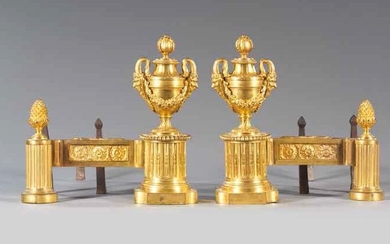 PAIRE DE CHENETS ORNÉS DE VASES Travail ancien, style Louis XVI Bronze doréH. 39 cm,...