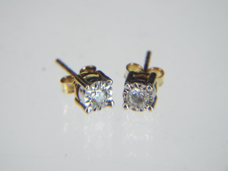 Pair of 9ct mounted Diamond earstuds. Each Diamond 0.07ct. 9...